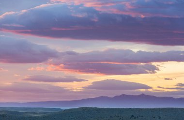 Dağlarda manzaralı günbatımı. Güzel doğal arka plan. Peru 'daki Cordillera Dağları.