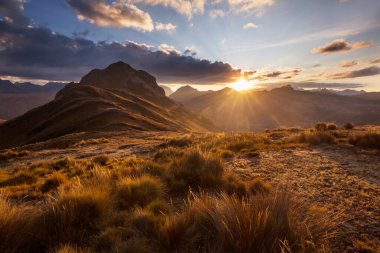 Dağlarda manzaralı günbatımı. Güzel doğal arka plan. Peru 'daki Cordillera Dağları.