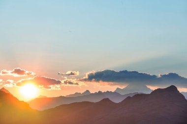 Dağlarda manzaralı günbatımı. Güzel doğal arka plan. Peru 'daki Cordillera Dağları.