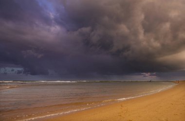 Sahilde dramatik fırtına bulutları