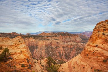 Zion Ulusal Parkı. Güzel, sönük doğal manzaralar. Gün batımında Zion Park 'ta zirve..