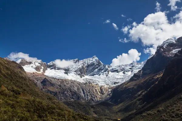 Cordillera Blanca, Peru, Güney Amerika 'daki güzel dağ manzaraları