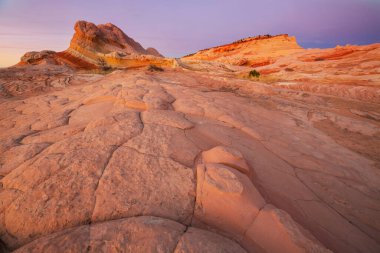 Vermilion Cliffs Ulusal Anıtı. Gün doğumunda manzara manzarası. Alışılmadık dağ manzarası. Güzel doğal arkaplan.