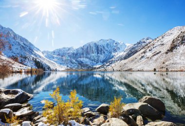 Sierra Nevada Dağının manzarası. Sonbahar sonu manzarası. Kaliforniya, ABD.