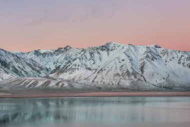 Sierra Nevada Dağının manzarası. Sonbahar sonu manzarası. Kaliforniya, ABD.