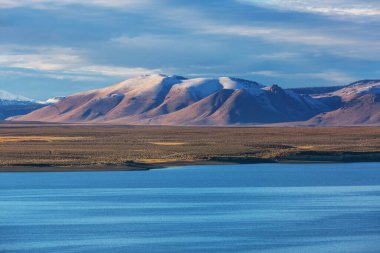 Sierra Nevada Dağı 'nın manzarası. Sonbahar yaprakları. Kaliforniya, ABD.