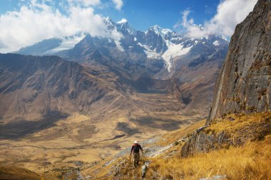 Cordillera dağlarında yürüyüş sahnesi, Peru