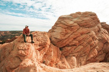 Utah dağlarında yürüyüş. Alışılmadık doğal manzaralarda yürüyüş. Fantastik kumtaşı oluşumları.