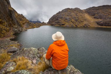 Sakin gölde dinlenme yeri. Rahatlama tatili
