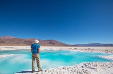 Kuzey Arjantin, Salar Antofalla 'da Laguna Verde yakınlarında turist.