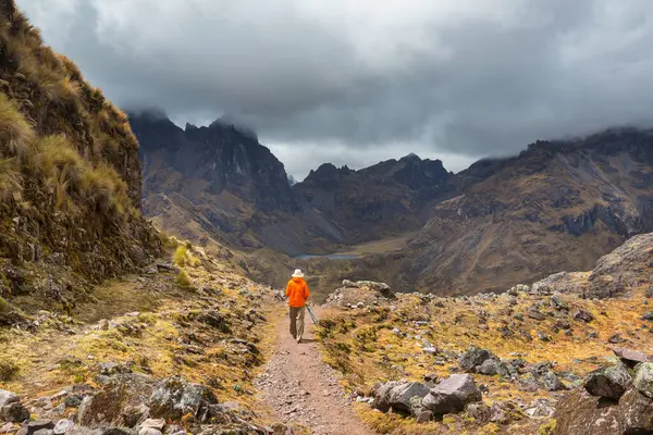 Cordillera dağlarında yürüyüş sahnesi, Peru