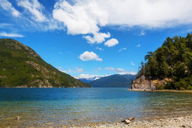 Patagonya 'daki güzel dağ manzaraları. Güney Amerika, Arjantin 'de dağlar gölü.
