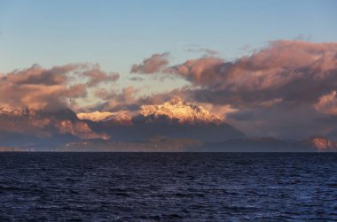 Patagonya 'daki güzel dağ manzaraları. Güney Amerika, Arjantin 'de dağlar gölü.