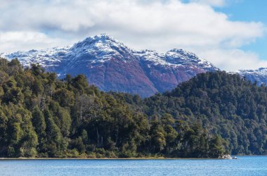 Patagonya 'daki güzel dağ manzaraları. Güney Amerika, Arjantin 'de dağlar gölü.