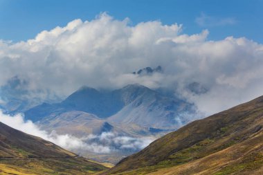 Bolivya altiplanosundaki alışılmadık dağlar Güney Amerika 'yı geziyor.