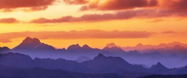 Dağlarda manzaralı günbatımı. Güzel doğal arka plan. Peru 'daki Cordillera Dağları.