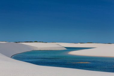 Brezilya 'daki Lencois Maranhenses Ulusal Parkı' ndaki gölcükler. Alışılmadık doğal manzaralar.