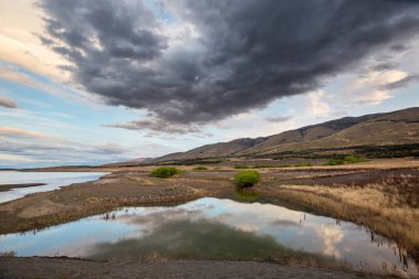 Patagonya 'daki güzel dağ manzaraları. Güney Amerika, Arjantin 'de dağlar gölü.