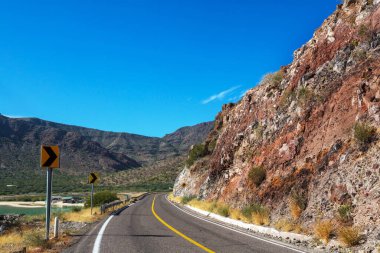 Dağlarda manzaralı bir yol. Seyahat arkaplanı.