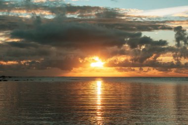 Okyanus sahili gün batımında doğal arka plan için