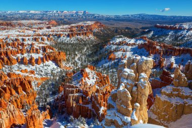 Kış mevsiminde Bryce Canyon Ulusal Parkı 'nın renkli pembe kayaları Utah, ABD