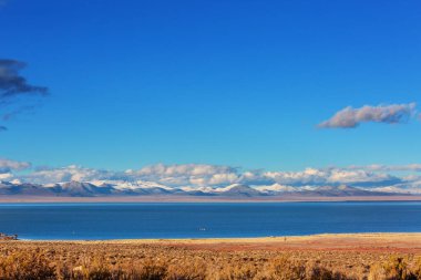 Sierra Nevada Dağının manzarası. Sonbahar sonu manzarası. Kaliforniya, ABD.