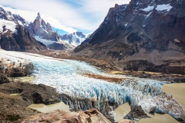 Arjantin 'in Patagonya dağlarındaki meşhur Cerro Torre zirvesi. Güney Amerika 'daki güzel dağ manzaraları. Sonbahar mevsimi.