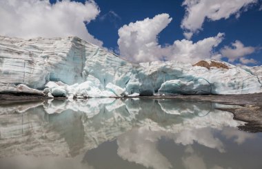 Patagonya dağlarındaki gölde buzdağları, Arjantin, Güney Amerika