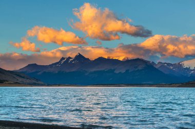 Patagonya 'daki güzel dağ manzaraları. Güney Amerika, Arjantin 'de dağlar gölü.