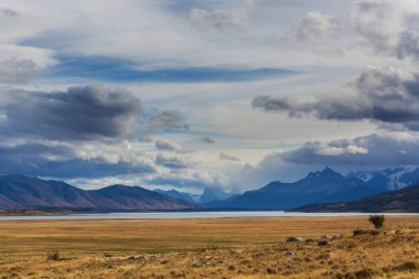 Patagonya 'daki güzel dağ manzaraları. Güney Amerika, Arjantin 'de dağlar gölü.