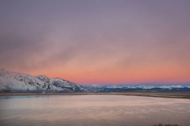 Kış erken dağlarında güzel bir doğa manzarası. Sierra Nevada manzaraları. ABD, Kaliforniya. Seyahat ve kış tatili geçmişi.