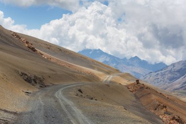 Peru 'daki Cordillera dağlarındaki manzara yolu. Seyahat arkaplanı.