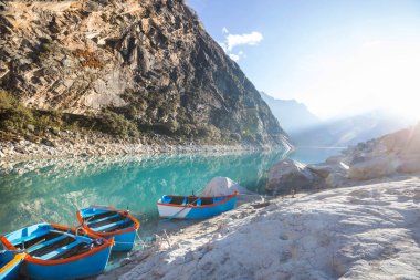 Cordillera Blanca, Peru, Güney Amerika 'daki Paron gölündeki turistik tekneler