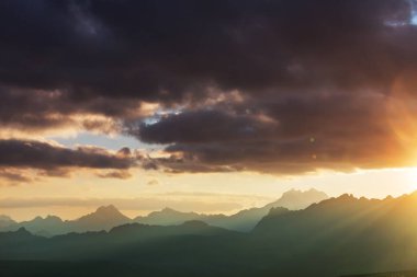 Güney Amerika, Peru 'da gün doğumunda dağ silueti