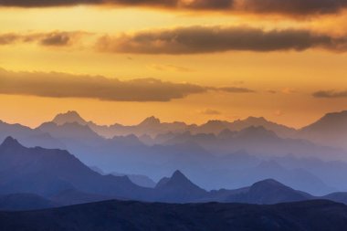 Güney Amerika, Peru 'da gün doğumunda dağ silueti