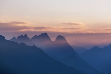 Güney Amerika, Peru 'da gün doğumunda dağ silueti