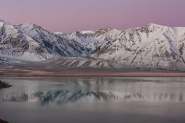 Sierra Nevada Dağının manzarası. Sonbahar sonu manzarası. Kaliforniya, ABD.
