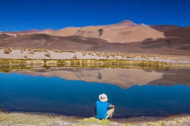 Kuzey Arjantin, Güney Amerika 'da dağlarda yürüyen bir adam