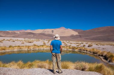 Kuzey Arjantin, Güney Amerika 'da dağlarda yürüyen bir adam