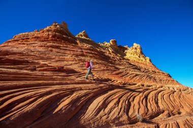 Utah dağlarında yürüyüş. Alışılmadık doğal manzaralarda yürüyüş. Fantastik kumtaşı oluşumları.