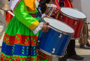 Peru 'da sokak karnavalı davulcuları