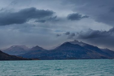 Patagonya 'daki güzel dağ manzaraları. Güney Amerika, Arjantin 'de dağlar gölü.