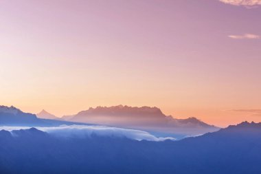İlham verici bir sahne. Dağlarda gün doğumu, güzel doğal arka plan.