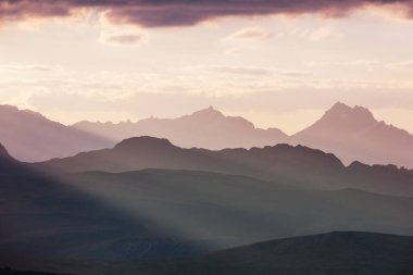 Güney Amerika, Peru 'da gün doğumunda dağ silueti