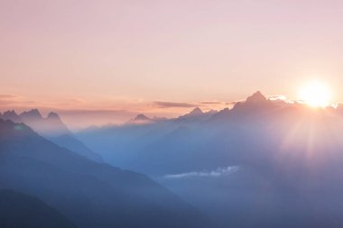 Güney Amerika, Peru 'da gün doğumunda dağ silueti