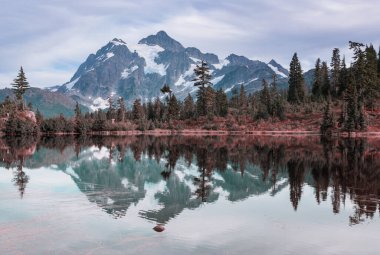 Washington, ABD 'de Shuksan Dağı yansımalı Scenic Picture Gölü