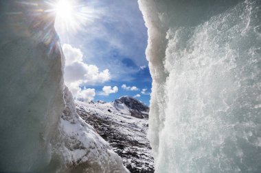 Yüksek Cordillera dağlarındaki buz mağarası, Peru