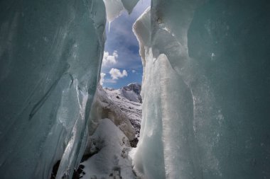 Yüksek Cordillera dağlarındaki buz mağarası, Peru