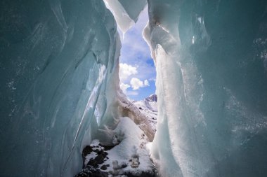 Yüksek Cordillera dağlarındaki buz mağarası, Peru