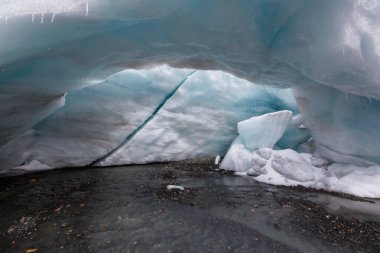 Yüksek Cordillera dağlarındaki buz mağarası, Peru